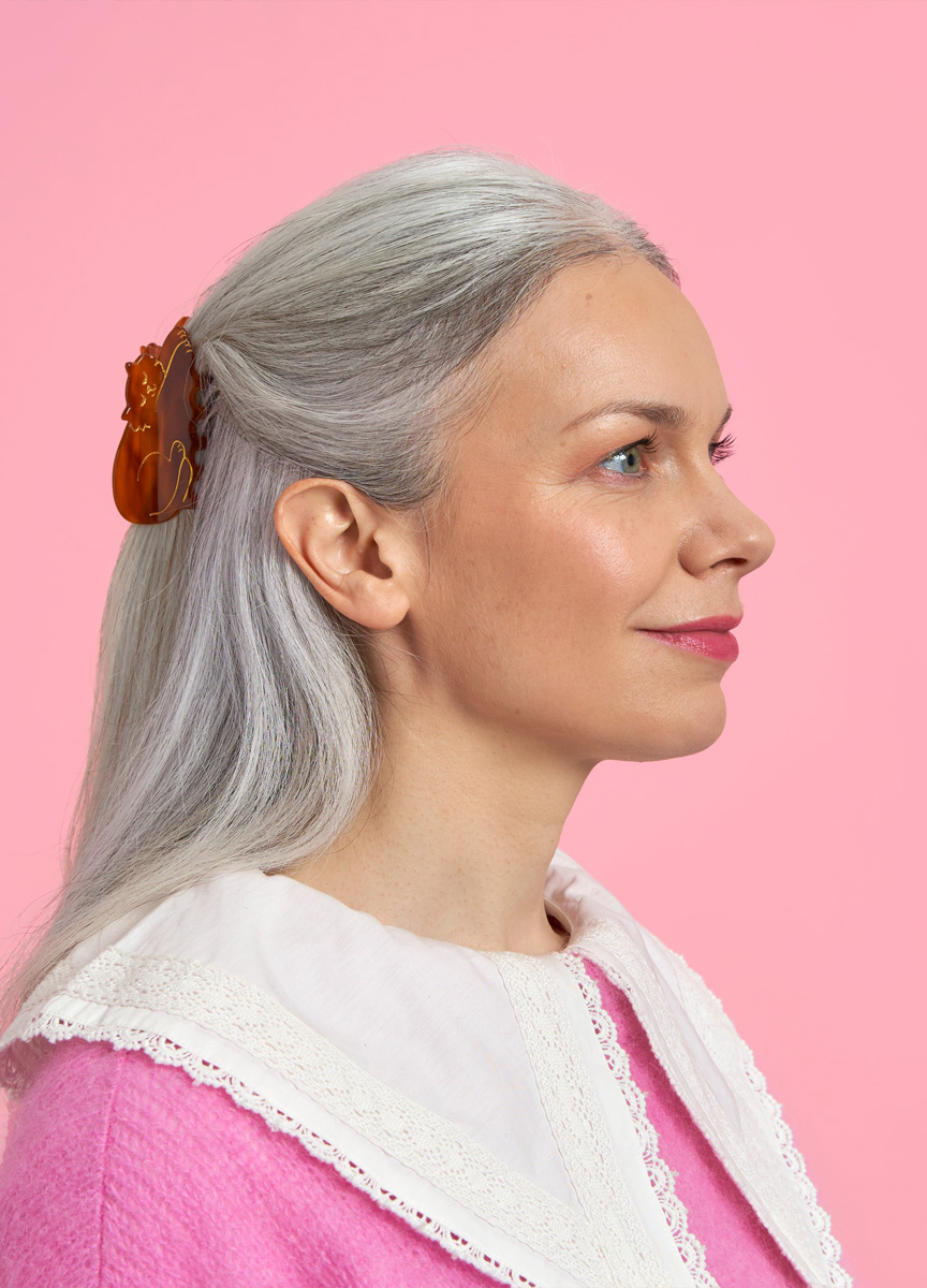 棕色打盹貓咪髮抓